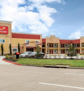 Econo Lodge Inn and Suites 1